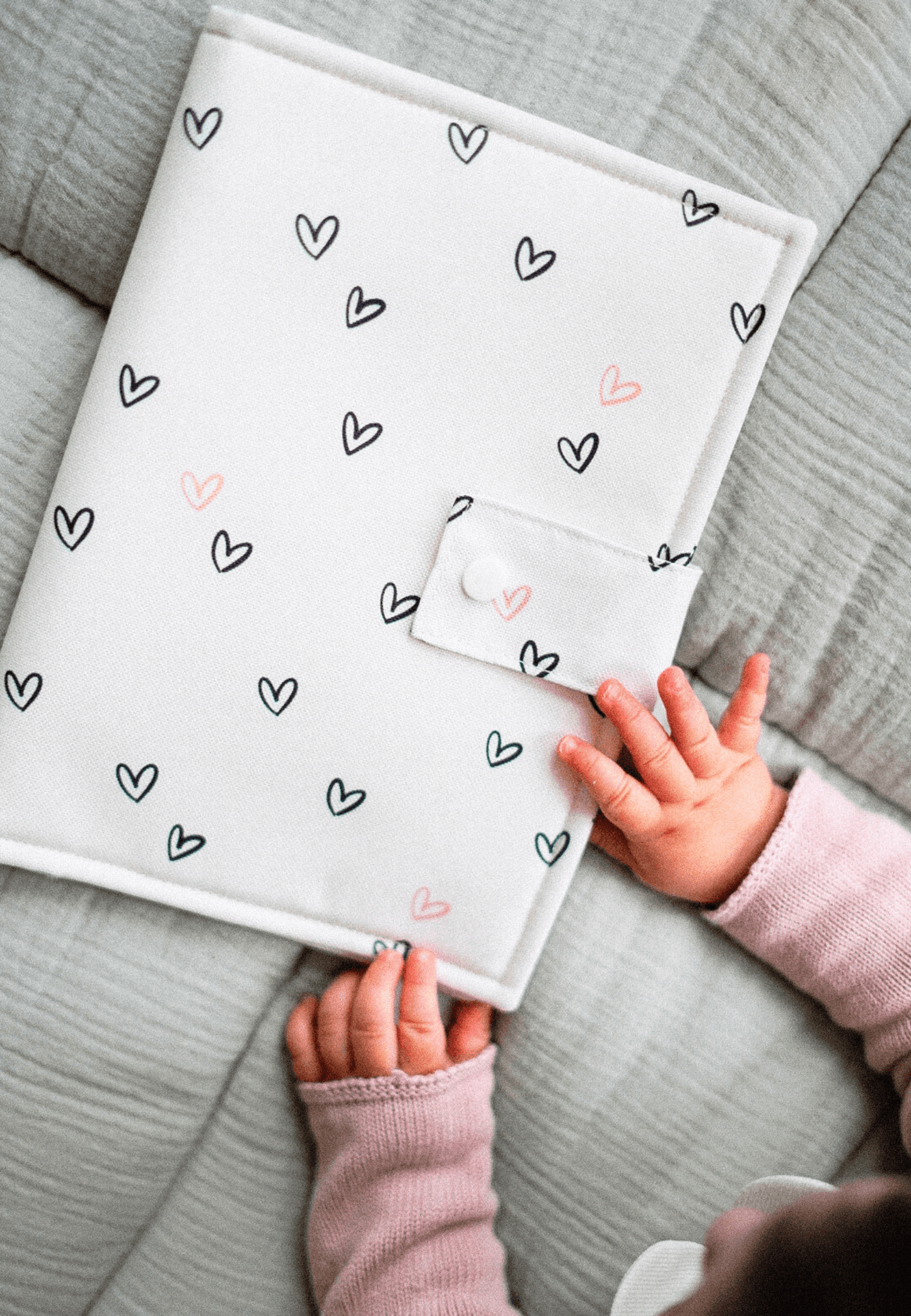 porta documentos bebe con corazones