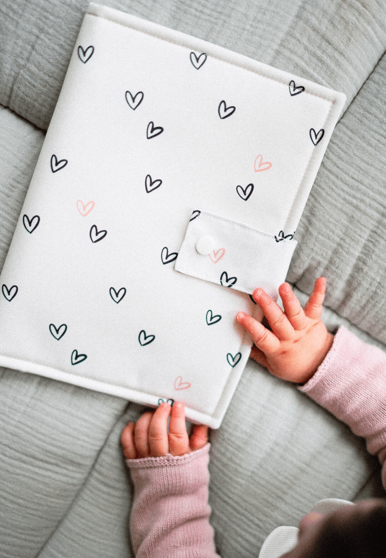 porta documentos bebe con corazones
