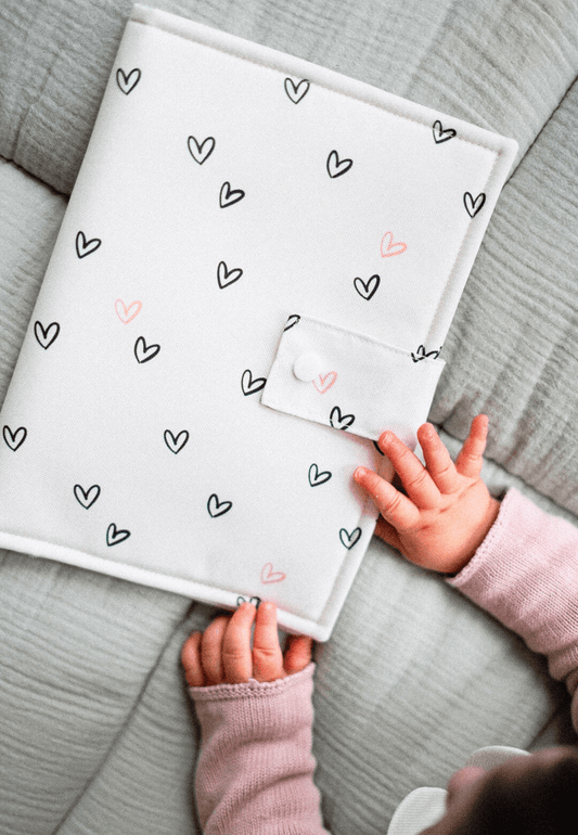porta documentos bebe con corazones