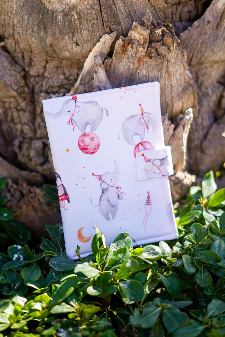 portadocumentos de elefantes y pinguinos con lunas en circo tonos grises y rojos