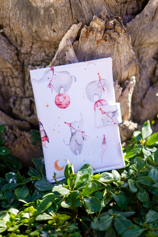 portadocumentos de elefantes y pinguinos con lunas en circo tonos grises y rojos