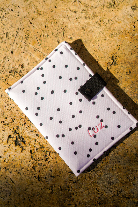 Portadocumentos Black Dots · Personalizado e impermeable