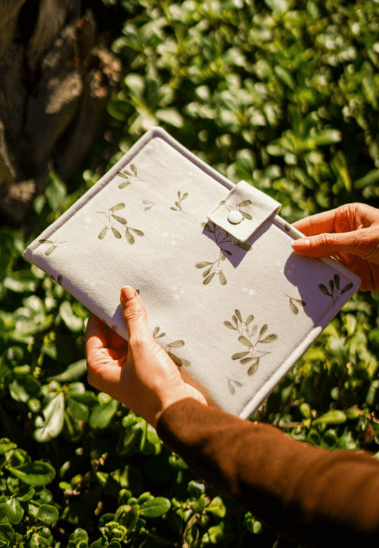 Portadocumentos Olive Bloom · Personalizado e Impermeable