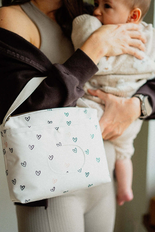 pañalera para bebé personalizada con estampado de corazones