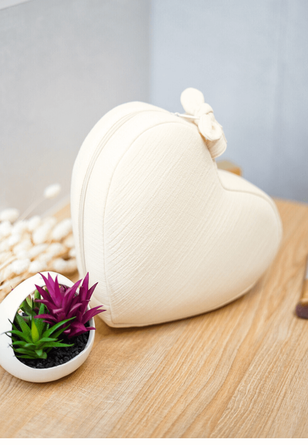 neceser con forma de corazón beige