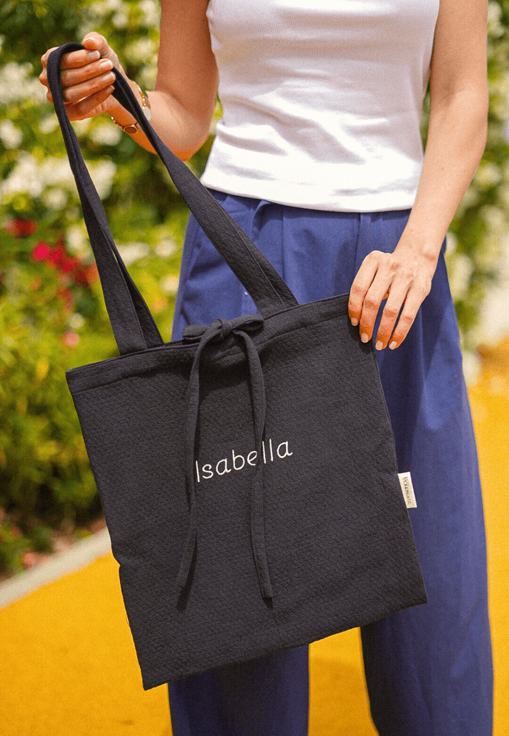 Tote bag negra personalizada con nombre impermeable y elegante para uso diario